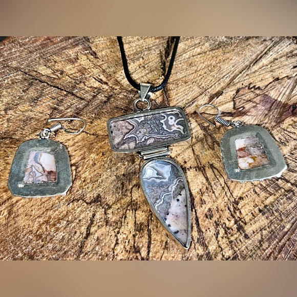Crazy Lace Agate Pendant & Earrings Set - Picture 4 of 5